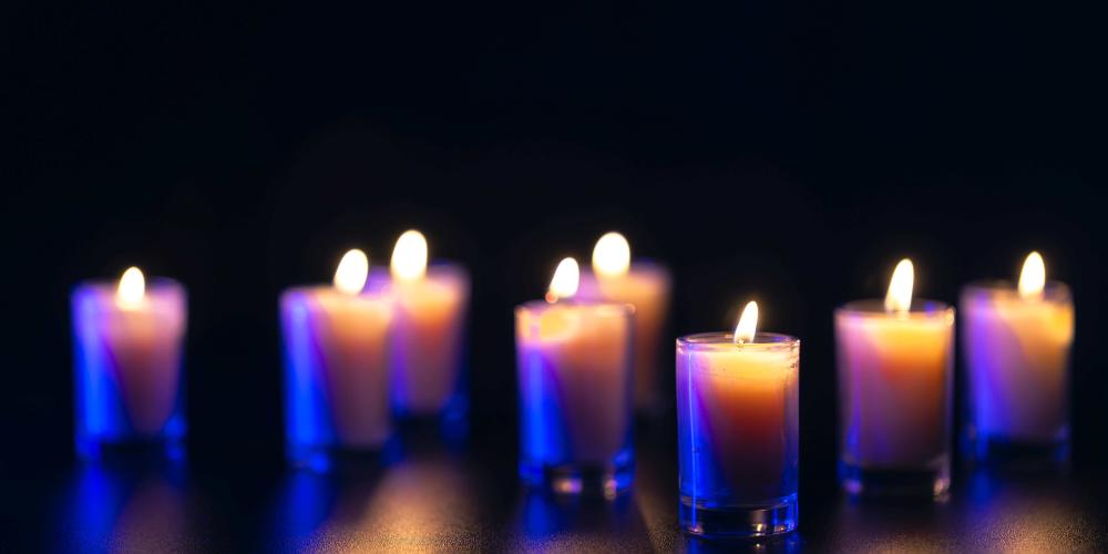 Kerzen stehen auf dem Boden 