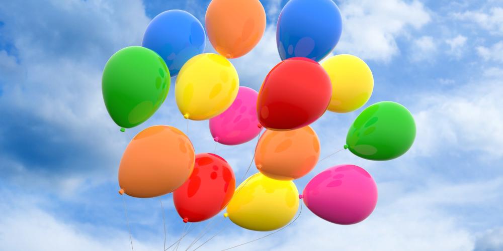 Bunte Luftballons am Himmel