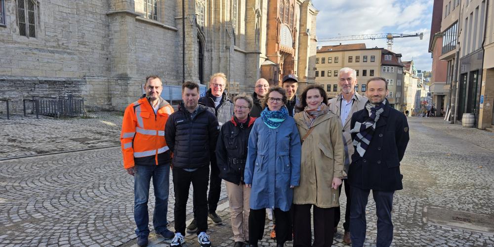 Gruppe von Menschen schaut in die Kamera