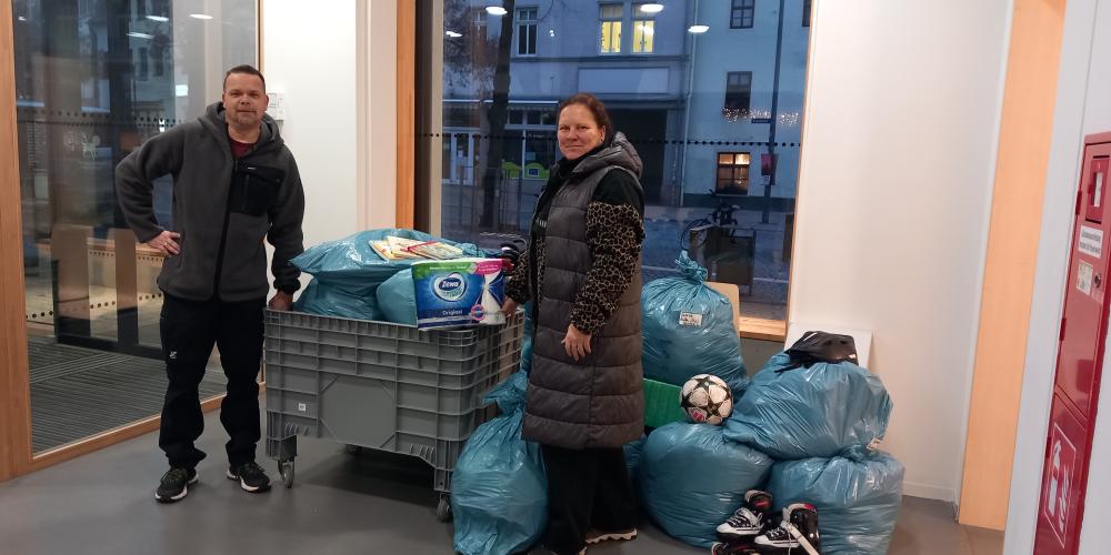 Zwei Personen mit Sachspenden