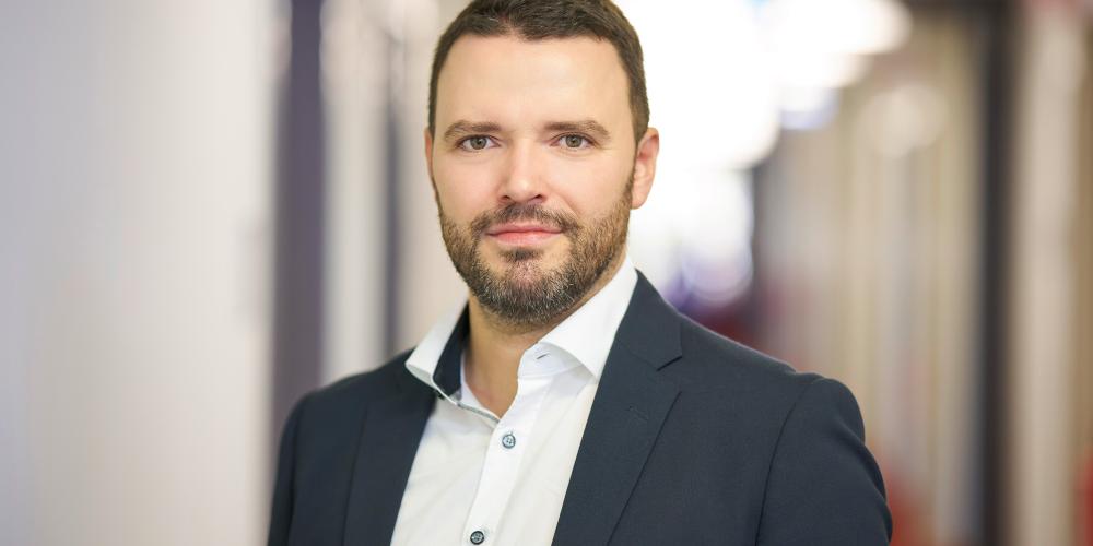 Benjamin Koppe schaut in die Kamera.