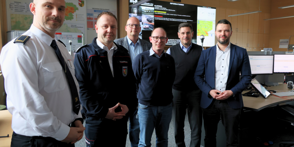 Mehrere Personen schauen in die Kamera.