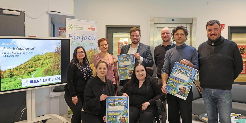 Gruppenfoto zum Projektauftakt Einfach Wege gehen