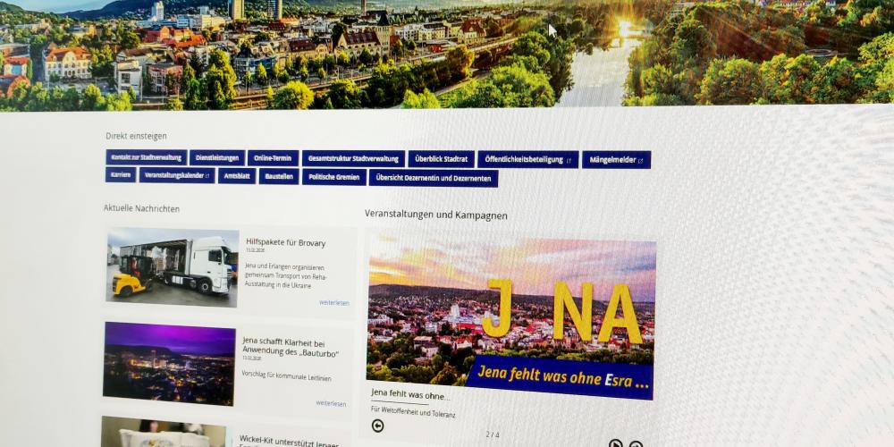 blick auf einen Computer-Bildschirm, welcher die Startseite der Webseite jena.de zeigt