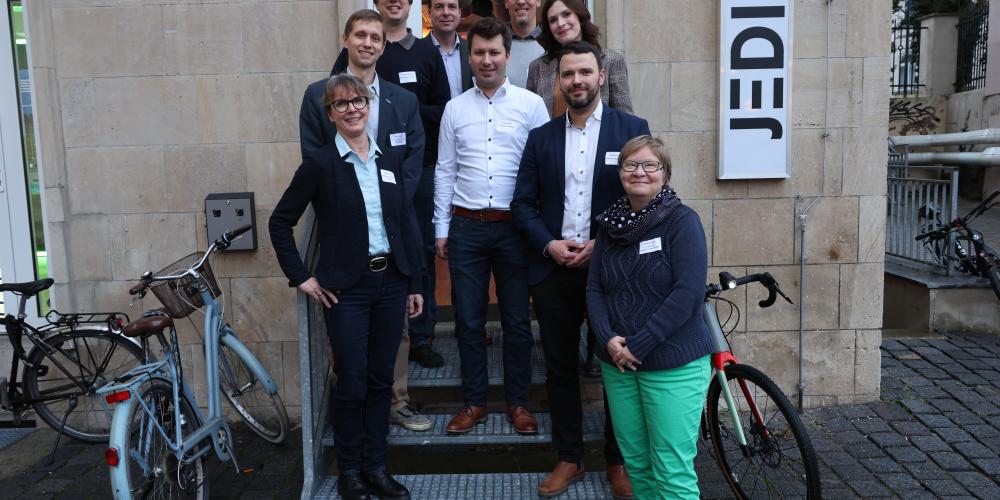 Mehrere Personen schauen in die Kamera vor dem JEDI.