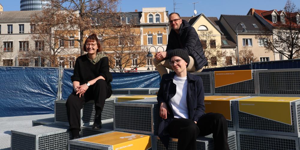 Auf der neuen Plattform am Engelplatz kurz vor der Fertigstellung: Nadine Haufe (l.) und Irene Nitz vom Projekt JenErgieReal mit Fachdienstleiter Lars Liebe.