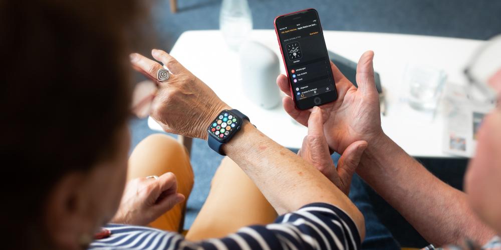 Zwei Personen schauen auf ein Smartphone