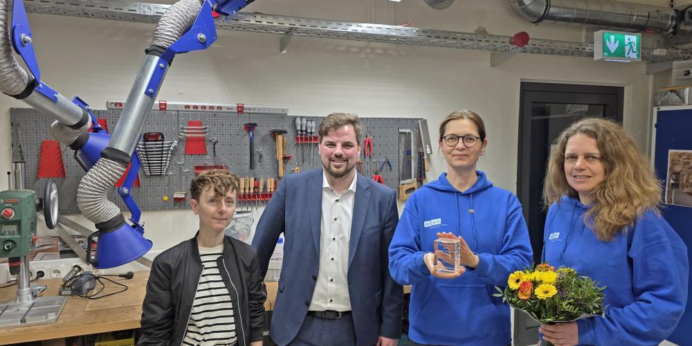 Vier Personen in einer Forschungswerkstatt