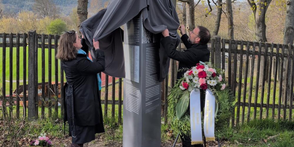 Daniela Gruber (Initiatorin der Stele) und OB Thomas Nitzsche enthüllen eine Stele ein.