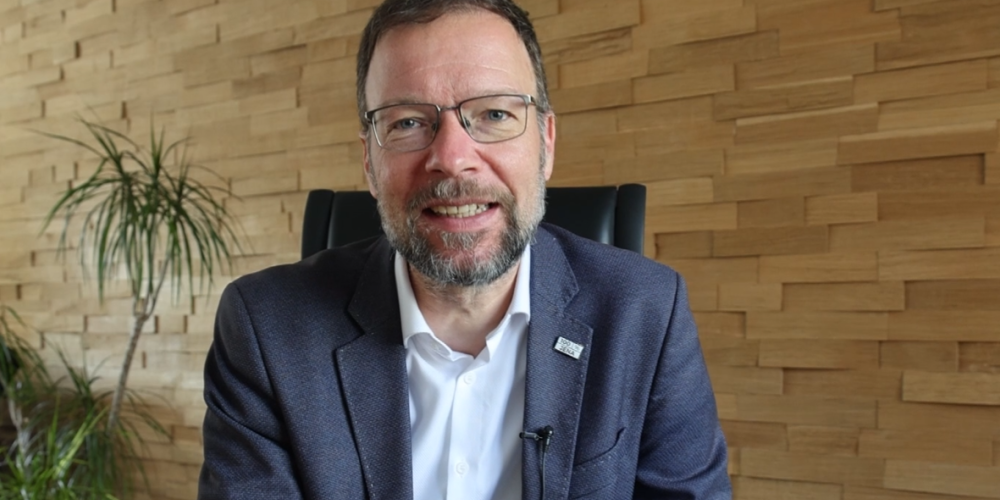 OB Thomas Nitzsche lächelt in die Kamera.