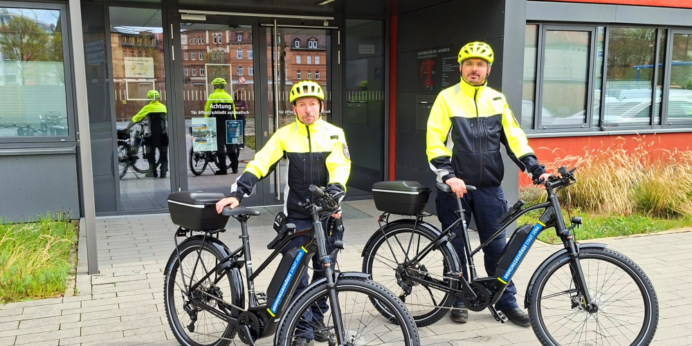 Zwei Mitarbeiter der Ordnungsbehörde mit Dienstfahrrädern.