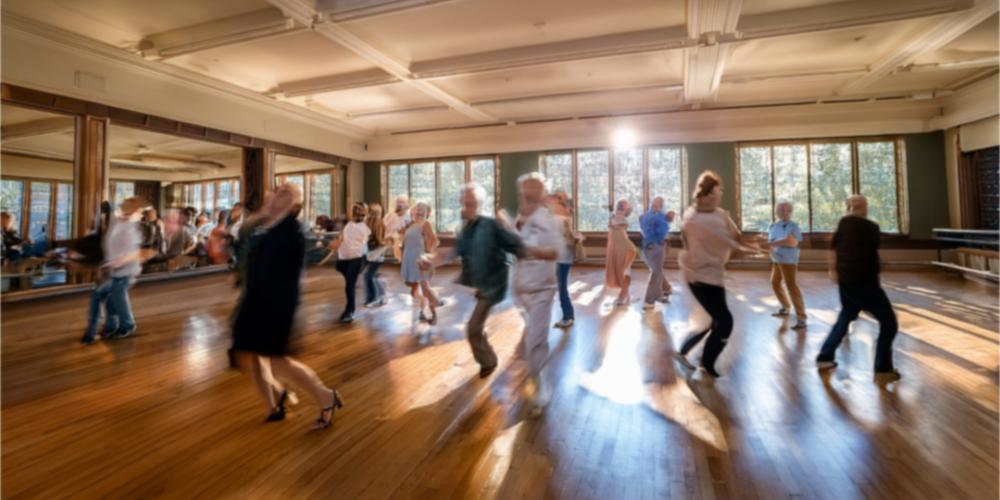 Menschen tanzen in einem großen Saal