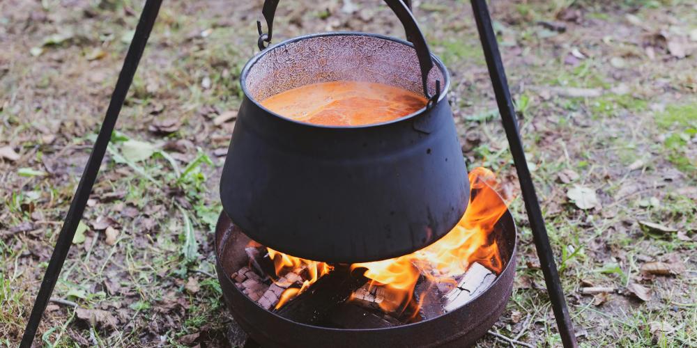 Kochen im Kessel über offenem Feuer.