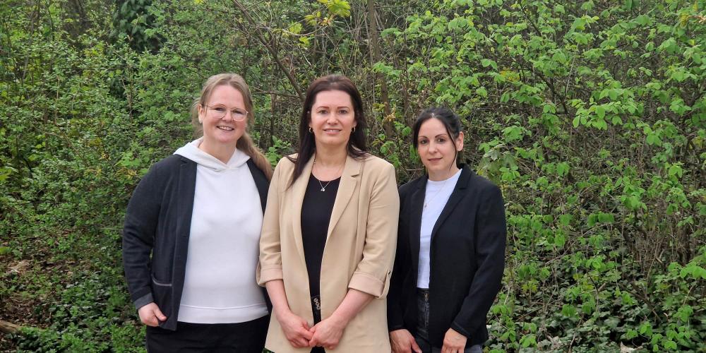 Drei Frauen schön in die Kamera