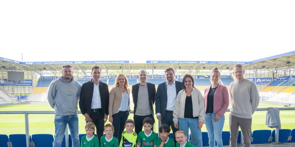 Personengruppe im Stadion Jena welche einen Pokal halten