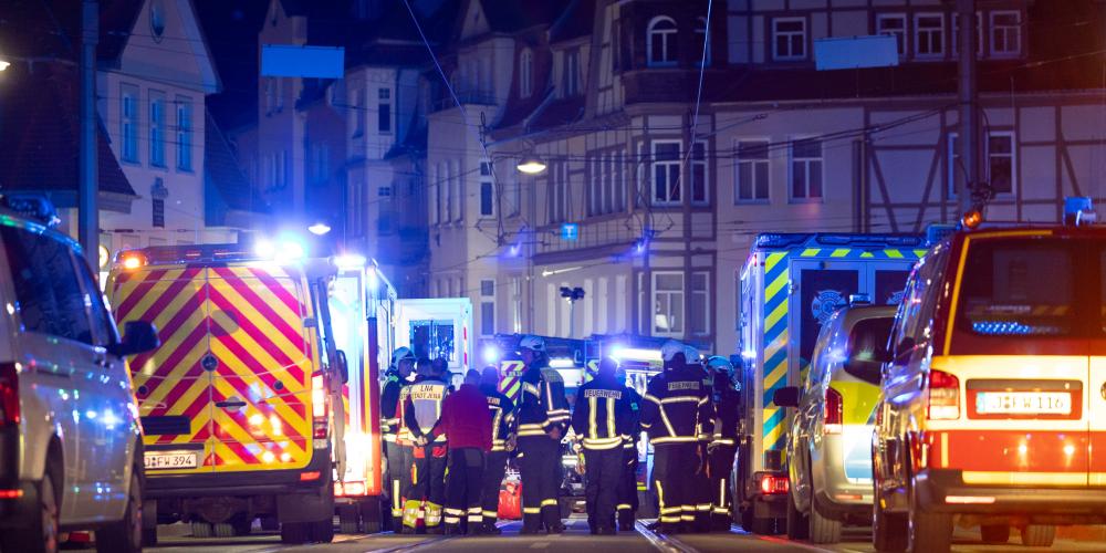 Viele Feuerwehrautos und Rettungswagen in der Nacht.