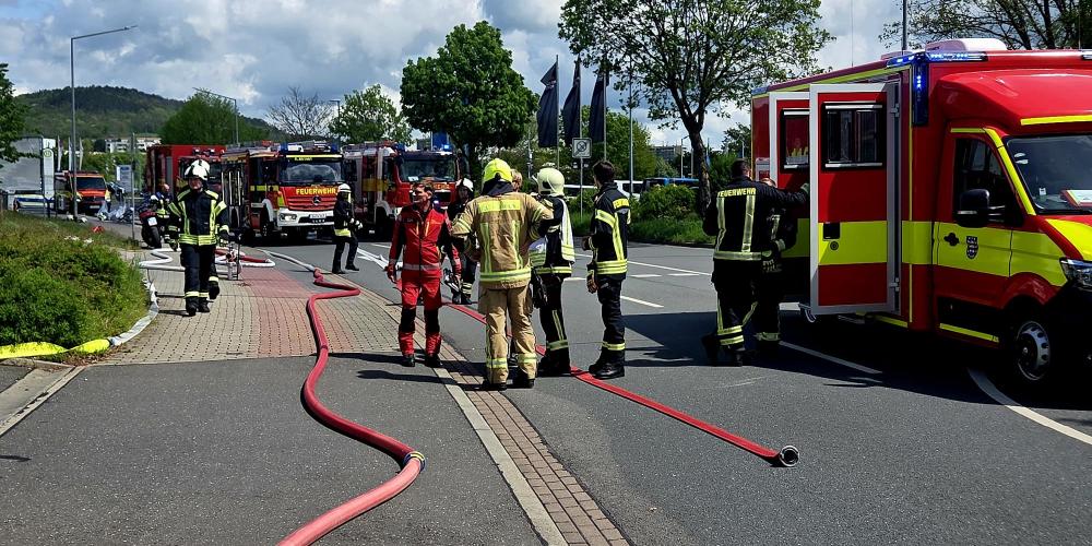 Feuerwehrmänner beim Einsatz in der Brüsseler Straße
