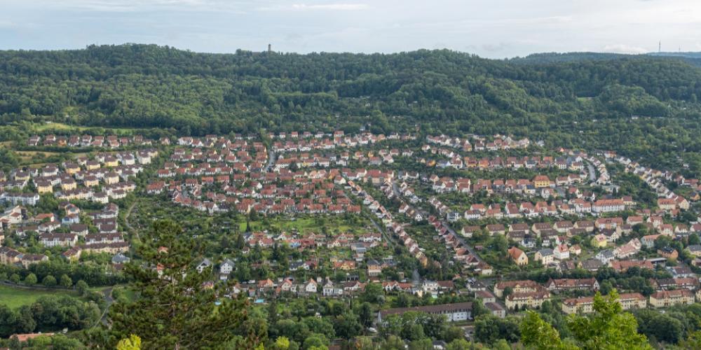 Wohnsiedlung am Schlegensberg in Jena, im Hintergrund Berge