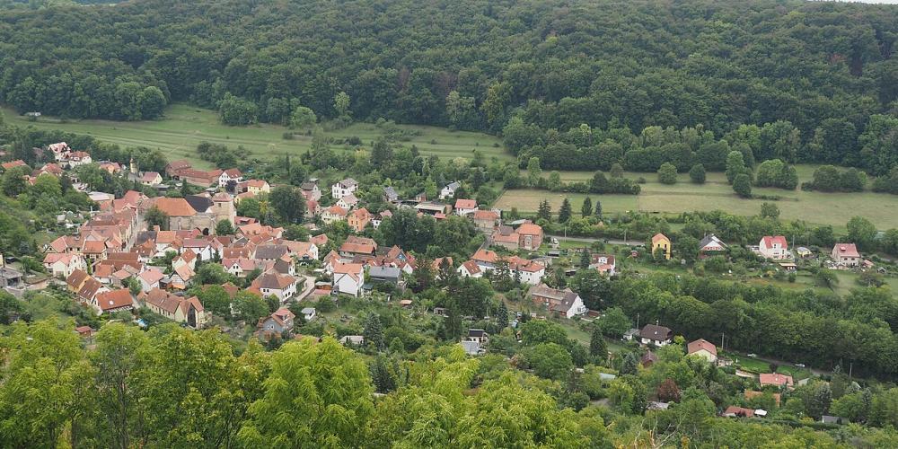 Blick auf den Ortsteil Ziegenhain mit Häusern und Straßen