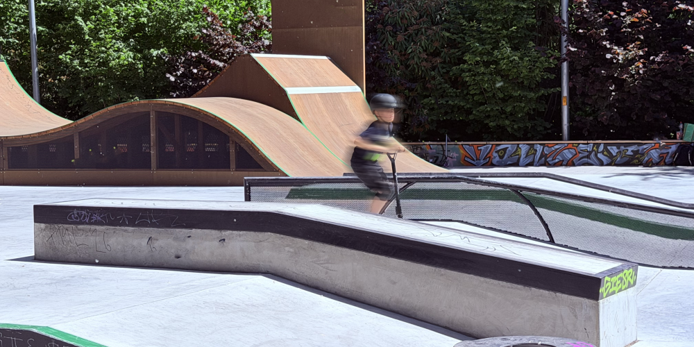 Eine junge Person fährt auf einer Skatebahn