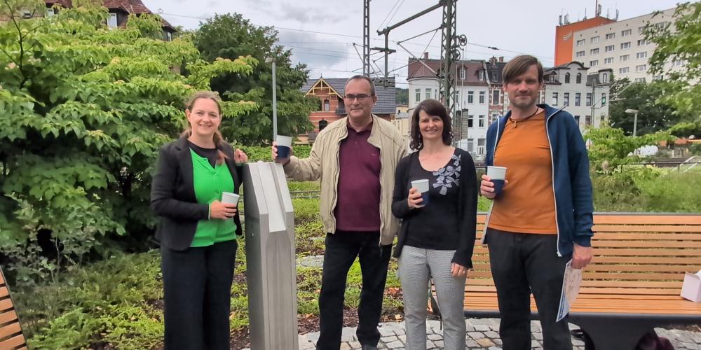 v.l.: Dezernentin Kathleen Lützkendorf , KSJ-Werkleiter Uwe Feige, Projektplanerin Elke Kalbas-Borkmann (Fachdienst Stadtplanung) und Klimaanpassungskoordinator Daniel Knopf am Trinkbrunnen "Gries".