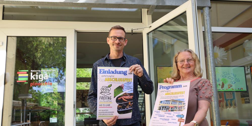 Zwei Personen halten ein Plakat