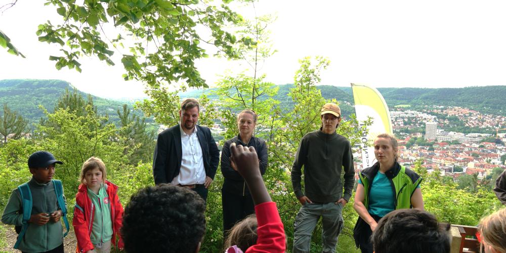 Menschengruppe im Wald
