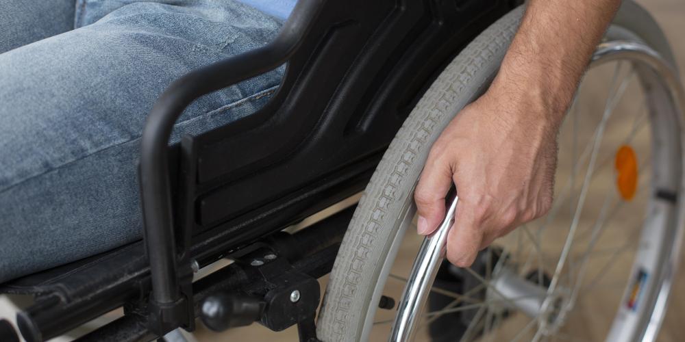 Nahaufnahme eines Rollstuhls