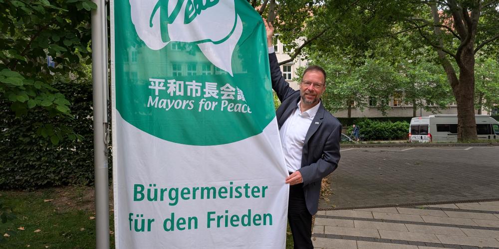 Oberbürgermeister Thomas Nitzsche mit der Mayors for Peace-Flagge