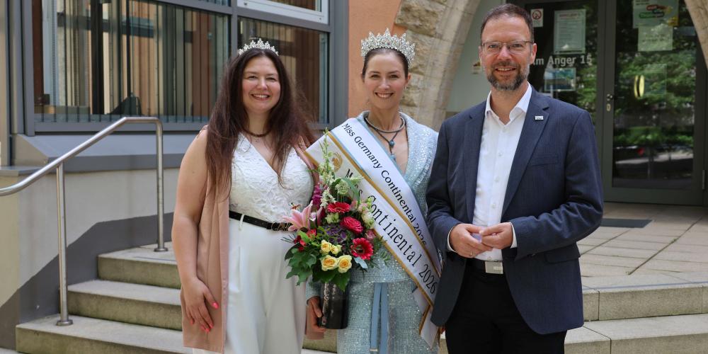 Zwei Frauen mit Krone und OB Nitzsche schauen in die Kamera.