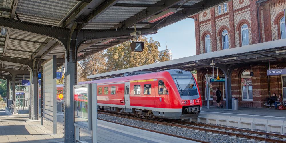 Eine Regionalbahn steht am Westbahnhof Jena.