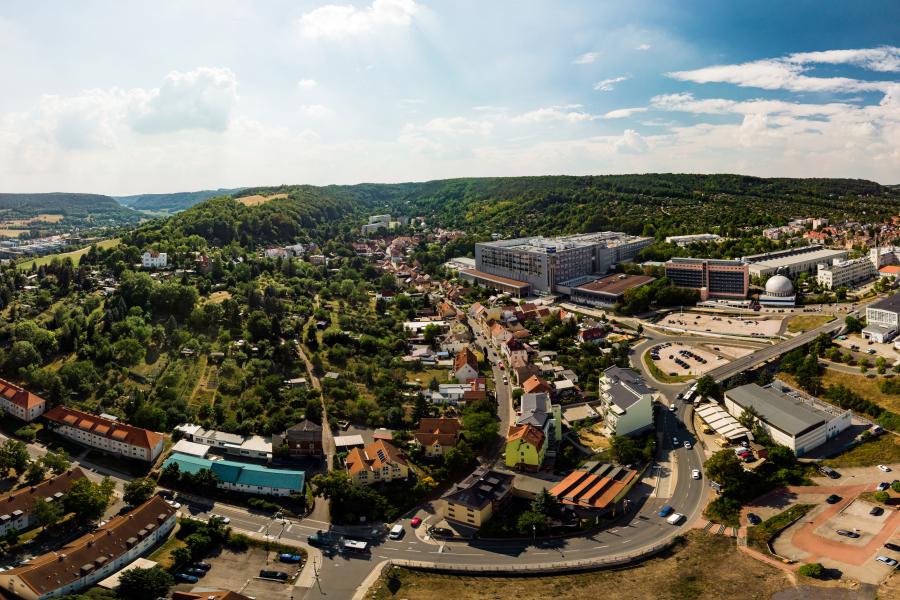 Ein Luftbild eines Stadtteils im Hintergrund Berge