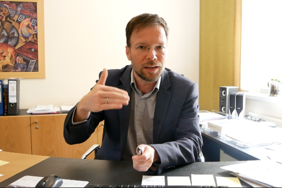 Ein Mann am Schreibtisch 