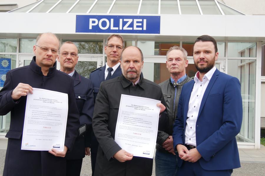 Eine Gruppe von Männern schauen ernst in die Kamera