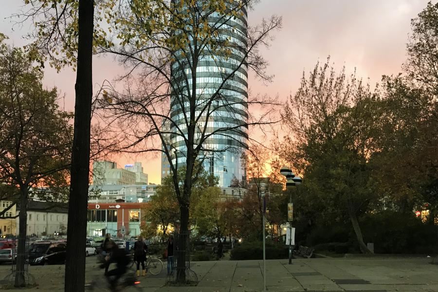 Ein Platz mit einem Turm in Abendstimmung