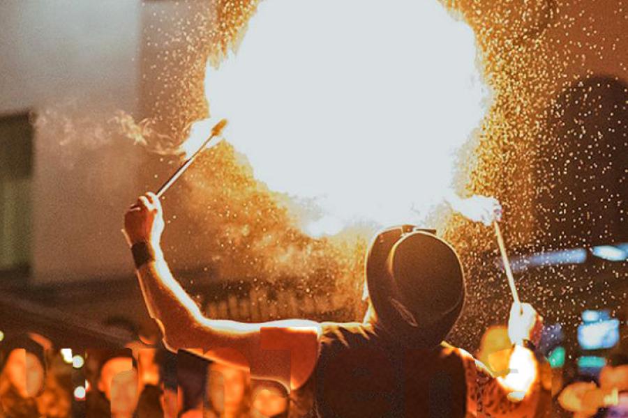 Ein Feuerschlucker während seiner Performance