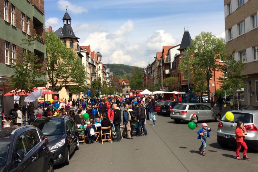 Eine Straße auf der viele Menschen feiern