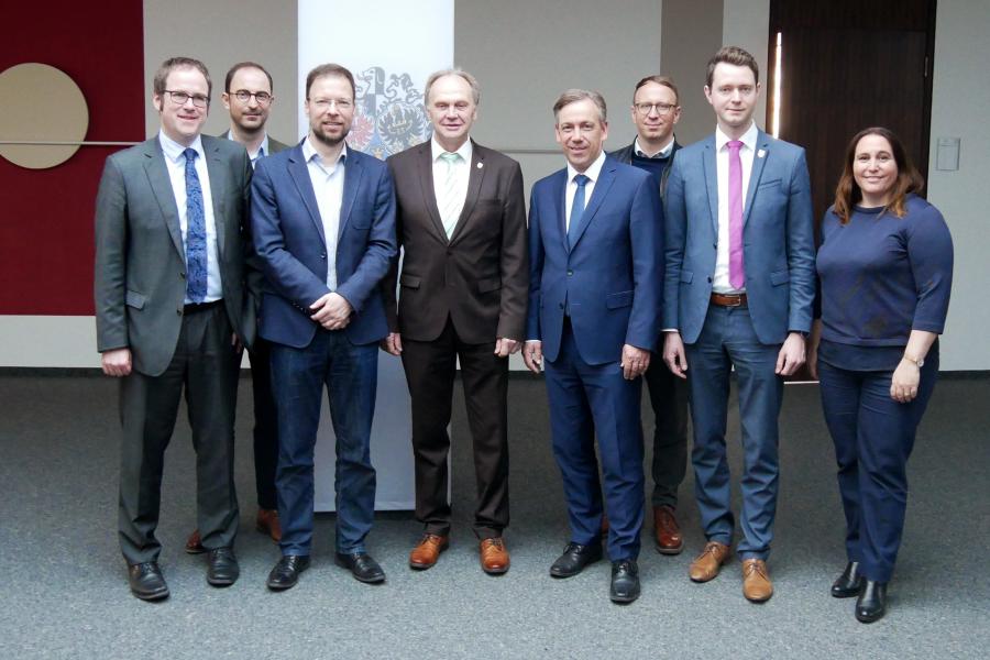 Eine Gruppe von Menschen schauen in die Kamera