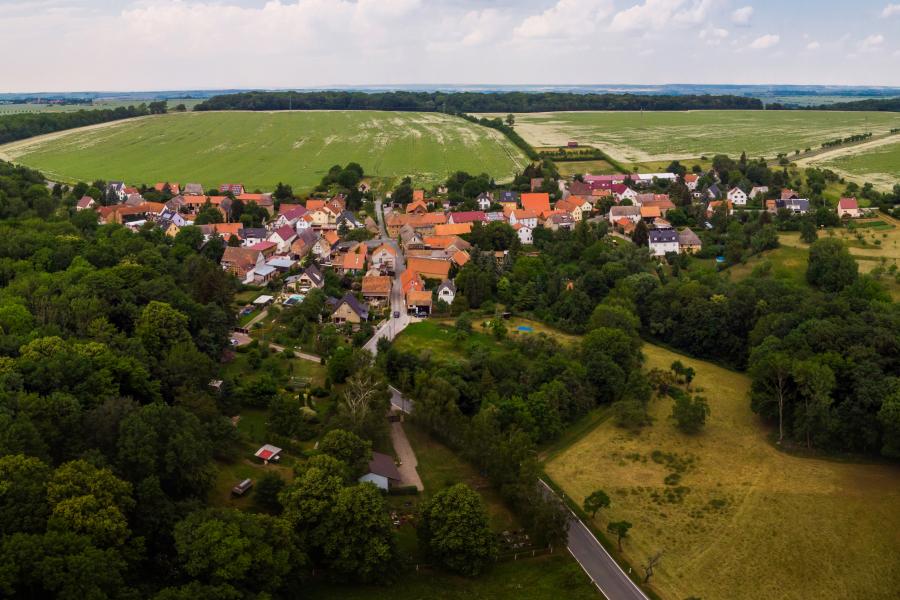 Ein ländlicher Ortsteil mit Wald und Feld