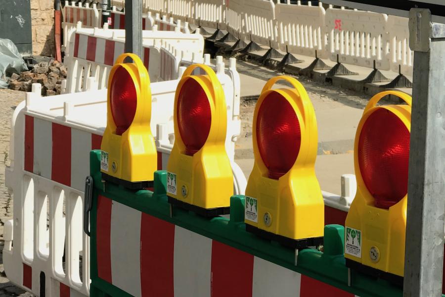 Warnbarken mit Baustellen-Absperrung