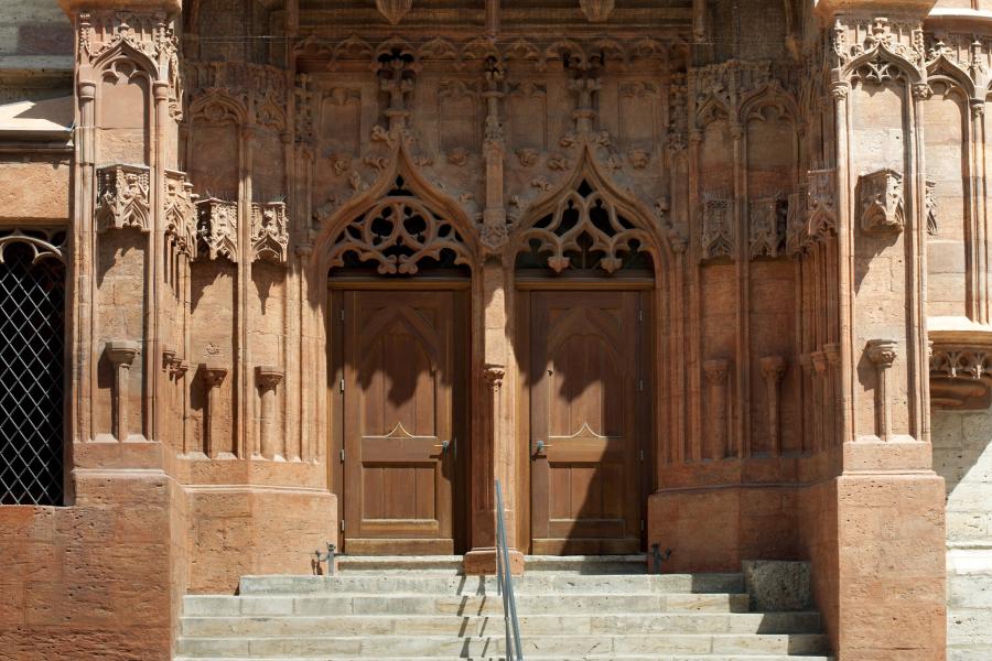 Ein prächtiges Portal einer Kirche mit einigen Stufen 