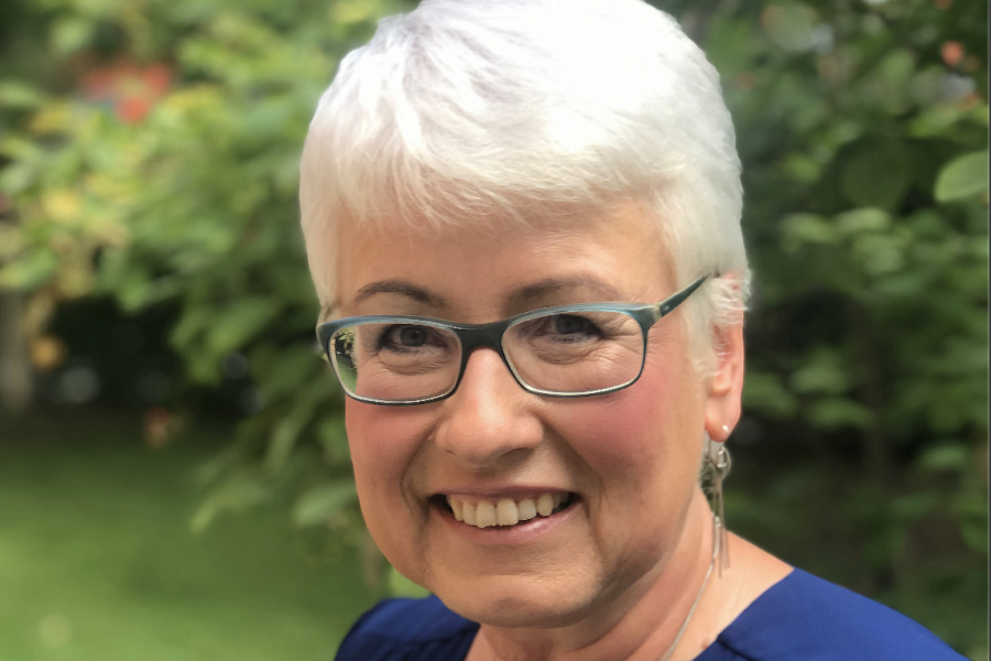 Eine Frau lächelt in die Kamera 