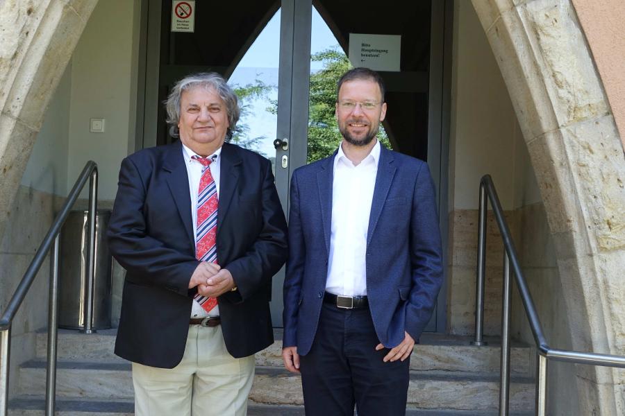 Bürgermeister Francisc Boldea (l.) und Oberbürgermeister Thomas Nitzsche (r.) stehen vor dem technischen Rathaus