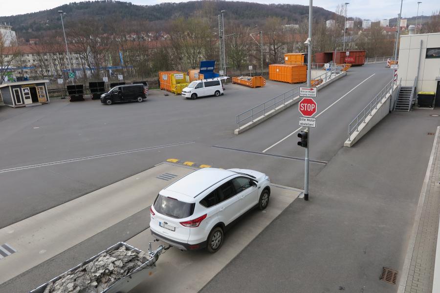Ein Auto mit Anhänger auf einem Hof