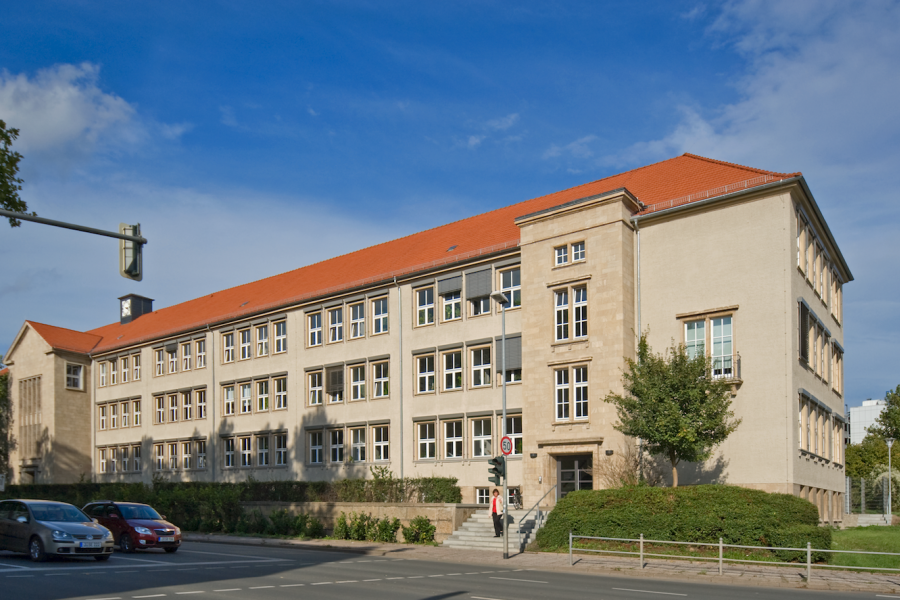 Ein Haus, im Vordergrund eine Straße