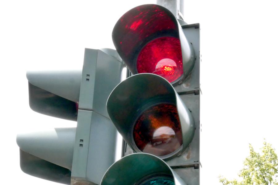 Das rote Licht einer Ampel leuchtet.