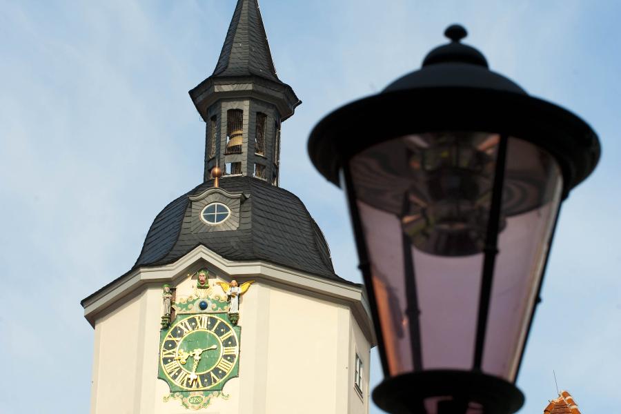 Das Jenaer Rathaus mit einer Laterne im Vordergrund