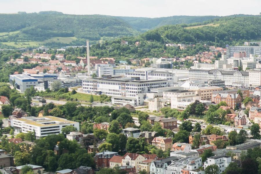 Ein Gebäudekomplex von Bergen. umgeben