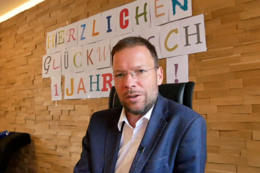Ein Mann schaut in die Kamera