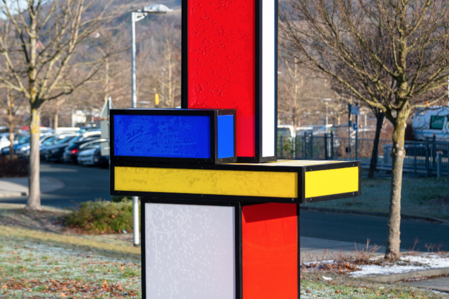 Ein Kunstwerk, im Hintergrund Berge
